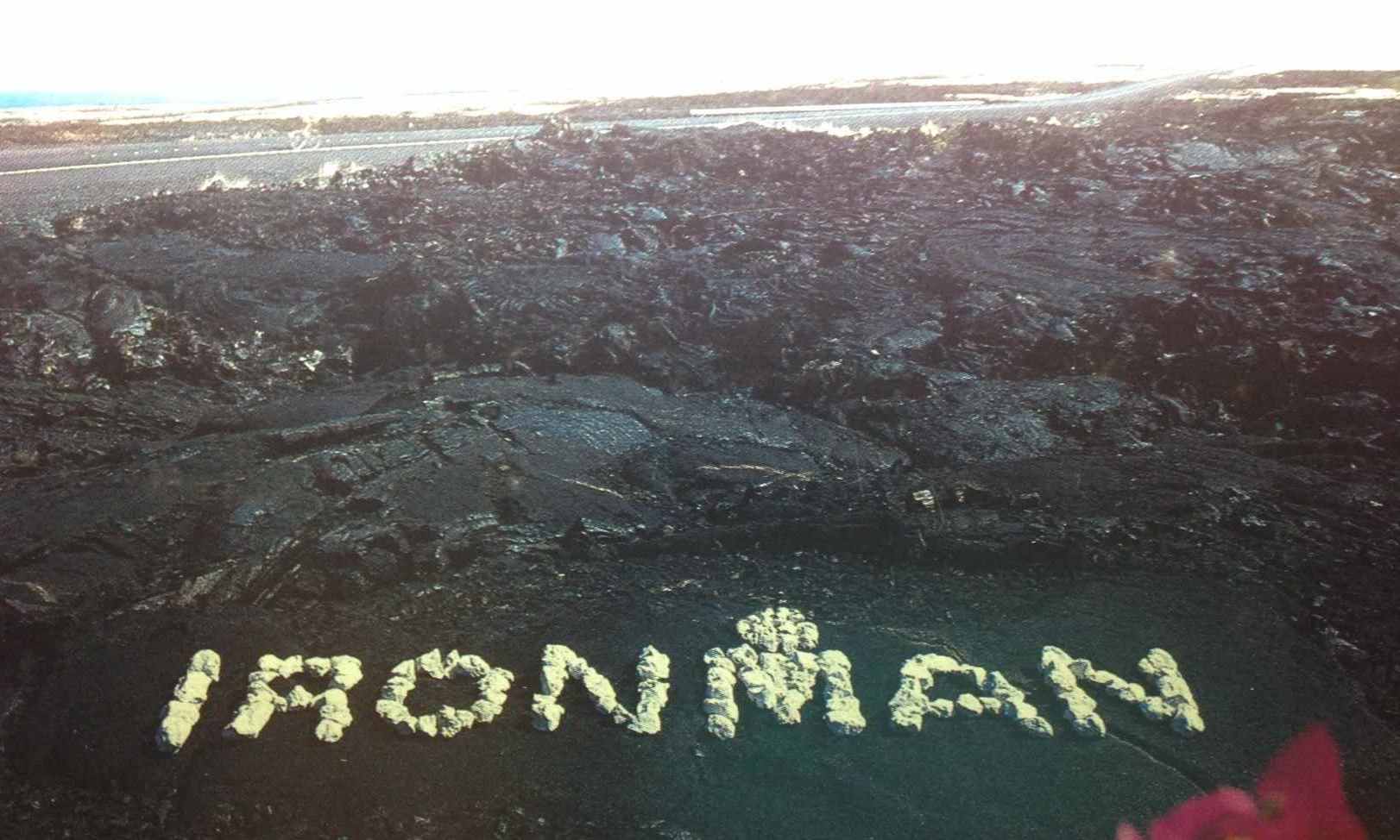 Ironman logo auf Lavafelder mit weißen Steinen
